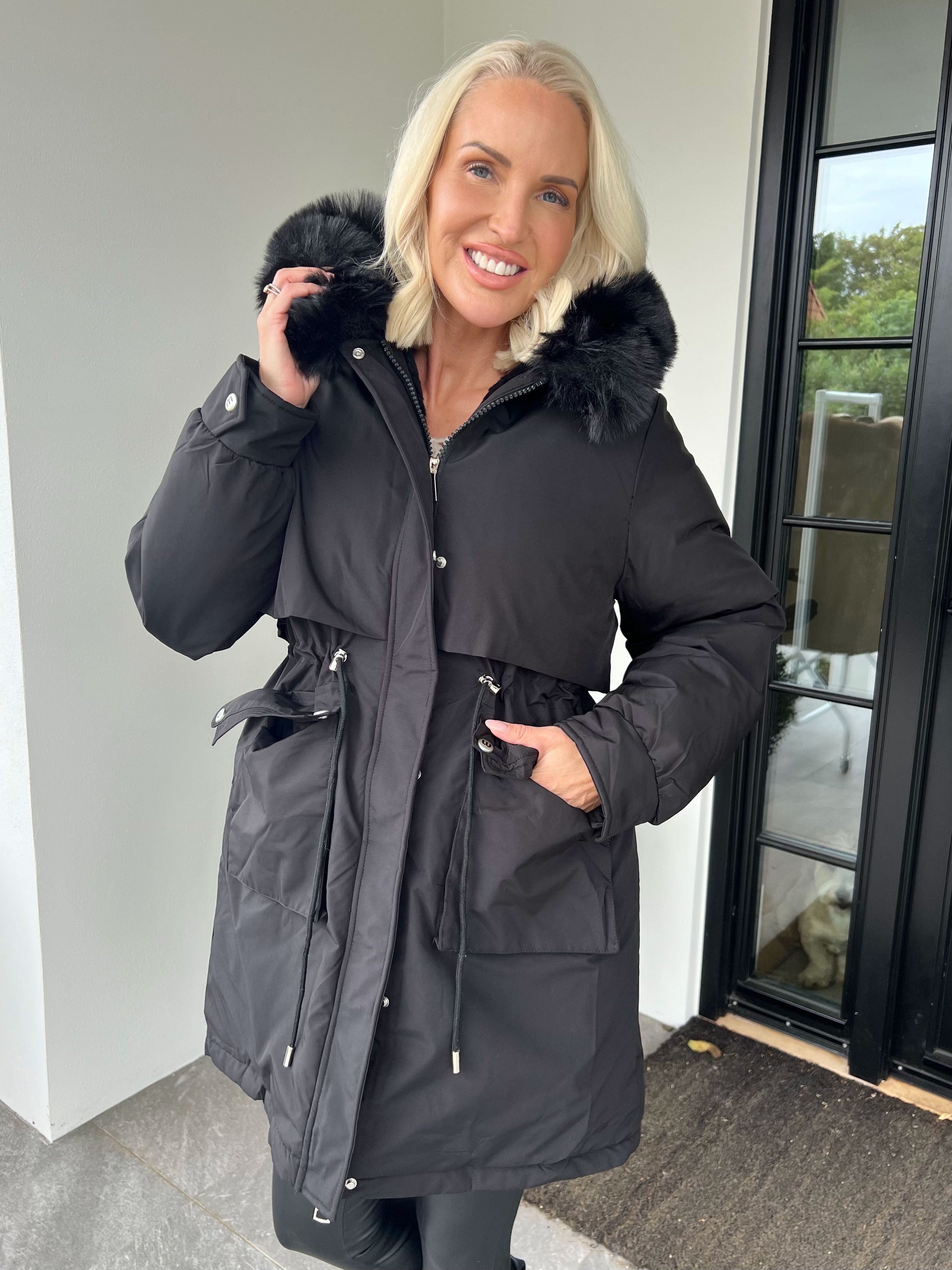 Maple - Varm dynejakke med faux fur hætte